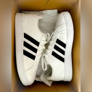 Grand court adidas clean and only tried on once, kids 3 and a women’s 5